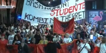 Protestuesit paralajmërojnë: Do rrethojmë Parlamentin për të kërkuar arrestimin e Ballukut