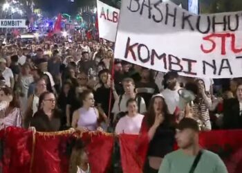 Qytetarët marshojnë nëpër Tiranë: Arrestoni Ballukun, arrestoni Ramën! Bashkohuni studentë, Kombi na thërret!
