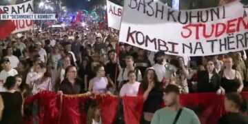 Qytetarët marshojnë nëpër Tiranë: Arrestoni Ballukun, arrestoni Ramën! Bashkohuni studentë, Kombi na thërret!