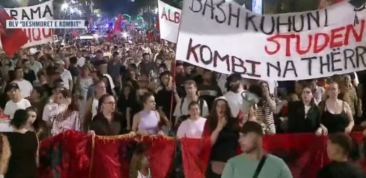 Qytetarët marshojnë nëpër Tiranë: Arrestoni Ballukun, arrestoni Ramën! Bashkohuni studentë, Kombi na thërret!