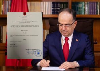 Presidenti Begaj dekreton shkarkimin e Vlora Hysenit nga drejtimi i SHISH