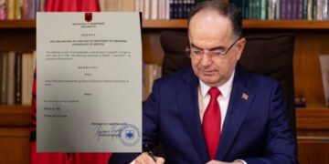 Presidenti Begaj dekreton shkarkimin e Vlora Hysenit nga drejtimi i SHISH
