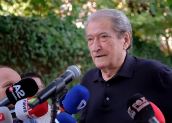 Berisha numëron skandalet e Ramës: Në SPAK duhej të futeshe me maskë se kundërmonin dosjet e tij