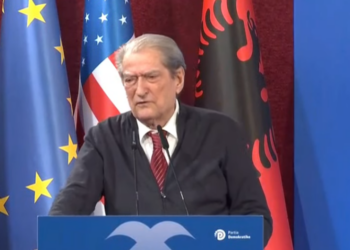 “Regjimi po shpërbëhet turpshëm”/ Berisha: Pensionistët nuk blejnë dot ilaçet, apartamentet janë “mollë e ndaluar” për të rinjtë