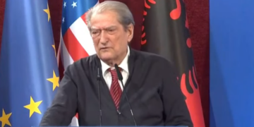 “Regjimi po shpërbëhet turpshëm”/ Berisha: Pensionistët nuk blejnë dot ilaçet, apartamentet janë “mollë e ndaluar” për të rinjtë