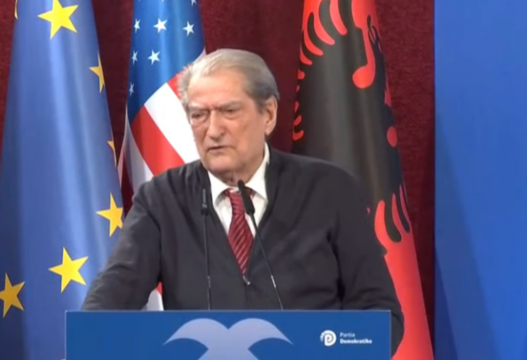 “Regjimi po shpërbëhet turpshëm”/ Berisha: Pensionistët nuk blejnë dot ilaçet, apartamentet janë “mollë e ndaluar” për të rinjtë
