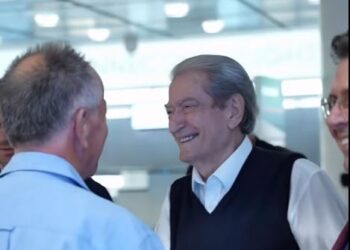 “Përtej oqeanit”/ Berisha mbërrin në SHBA, pritet në  aeroport nga përfaqësues të  komunitetit shqiptar