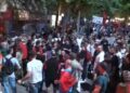 “Nuk jeni vetëm”/ Protestuesit shkojnë tek Blloku i Sigurisë për të ndaluarit: Gjithë Shqipëria është me ju