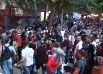 “Nuk jeni vetëm”/ Protestuesit shkojnë tek Blloku i Sigurisë për të ndaluarit: Gjithë Shqipëria është me ju