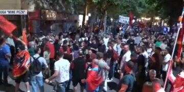 “Nuk jeni vetëm”/ Protestuesit shkojnë tek Blloku i Sigurisë për të ndaluarit: Gjithë Shqipëria është me ju