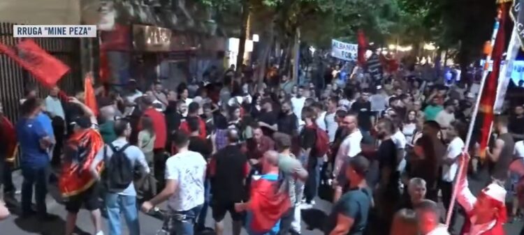 “Nuk jeni vetëm”/ Protestuesit shkojnë tek Blloku i Sigurisë për të ndaluarit: Gjithë Shqipëria është me ju