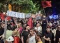 “Çuna, çuna, jemi këtu, gjithë Shqipëria është me ju”-Protestuesit para Bllokut të Sigurisë: Nuk jeni vetëm!