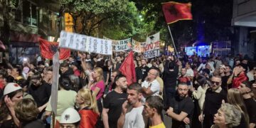 “Çuna, çuna, jemi këtu, gjithë Shqipëria është me ju”-Protestuesit para Bllokut të Sigurisë: Nuk jeni vetëm!