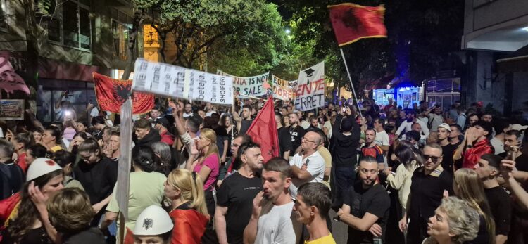 “Çuna, çuna, jemi këtu, gjithë Shqipëria është me ju”-Protestuesit para Bllokut të Sigurisë: Nuk jeni vetëm!