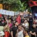 “Çuna, çuna, jemi këtu, gjithë Shqipëria është me ju”-Protestuesit para Bllokut të Sigurisë: Nuk jeni vetëm!