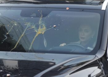 Makina e deputetes së PS nuk i shpëton vezëve, sulmohet nga protestuesit sapo del nga Parlamenti