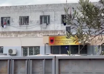 Kontroll në burgun e Durrësit, gjenden 5 celularë në sektorin ku ndodhet edhe Erion Veliaj