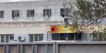Kontroll në burgun e Durrësit, gjenden 5 celularë në sektorin ku ndodhet edhe Erion Veliaj