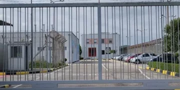 Kontrolle në burgjet e Peqinit dhe Fierit/ Kapen celularë, procedohen 9 persona