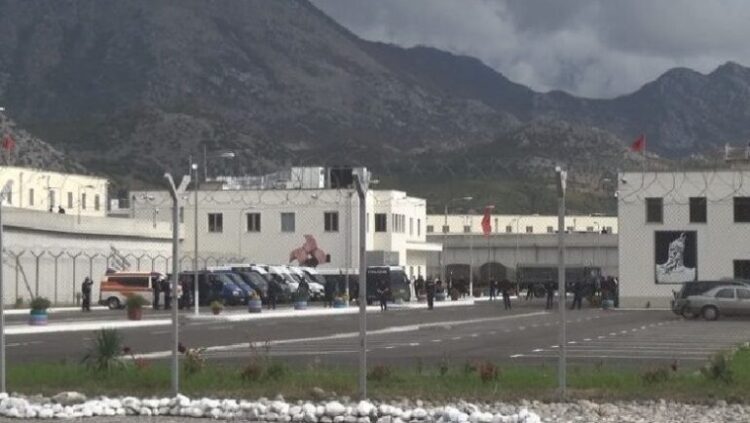Ishte dënuar për vrasjen e bashkëshortes, 49-vjeçari i jep fund jetës në burgun e Reçit duke u varur me litar