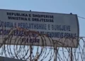 Humb celulari i sekuestruar në qelinë e burgut të Fierit, pezullohen katër gardianë