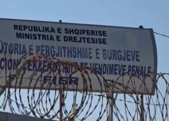 Humb celulari i sekuestruar në qelinë e burgut të Fierit, pezullohen katër gardianë