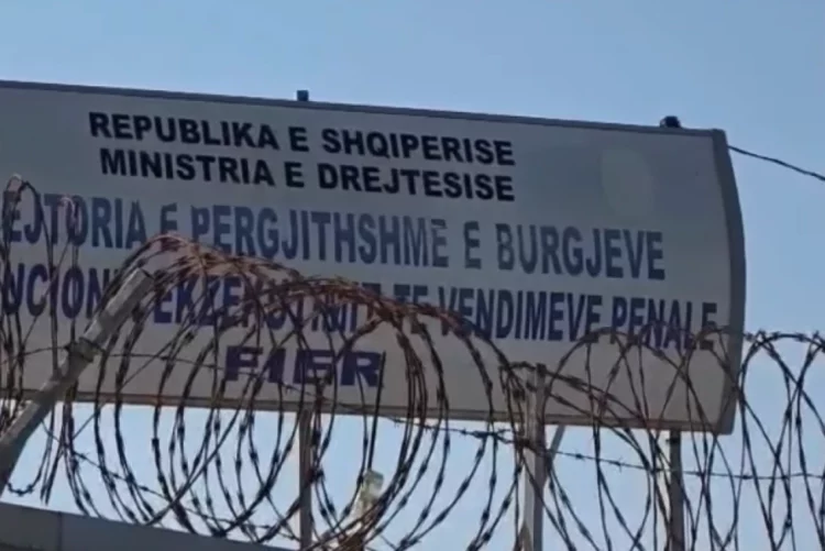 Humb celulari i sekuestruar në qelinë e burgut të Fierit, pezullohen katër gardianë