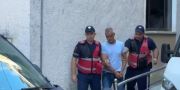 Plagosi babanë e ish-bashkëjetueses, caktohet “arrest me burg” për dajën e Zegjine Çaushit