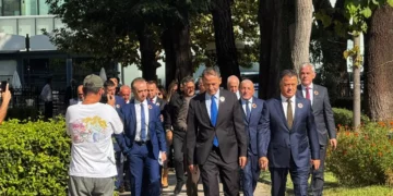Pas vendimit të Hagës, deputetët demokratë shfaqen me simbole të UÇK-së në Kuvend