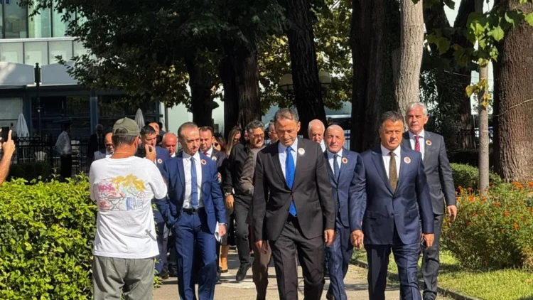 Pas vendimit të Hagës, deputetët demokratë shfaqen me simbole të UÇK-së në Kuvend