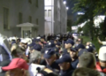 “Polici këtu na ke!”/ Protestuesit ulen në shesh: Na provokoi Rama, ishte në zyrë