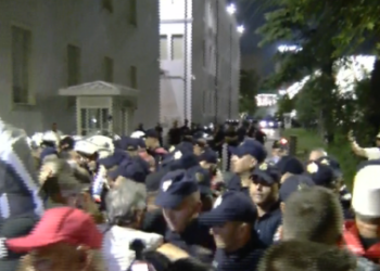 “Polici këtu na ke!”/ Protestuesit ulen në shesh: Na provokoi Rama, ishte në zyrë