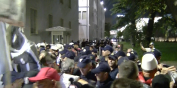 “Polici këtu na ke!”/ Protestuesit pasi bllokuan hyrjet e Kryeministrisë, ulen në shesh