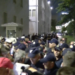 “Polici këtu na ke!”/ Protestuesit ulen në shesh: Na provokoi Rama, ishte në zyrë