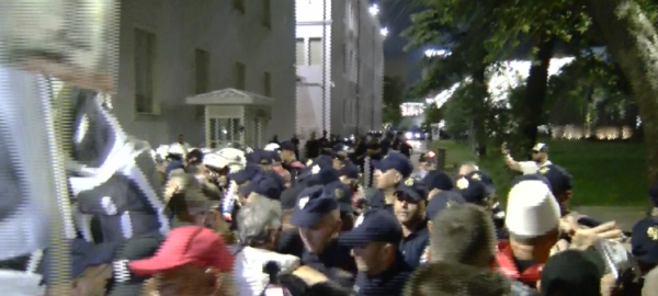 “Polici këtu na ke!”/ Protestuesit ulen në shesh: Na provokoi Rama, ishte në zyrë