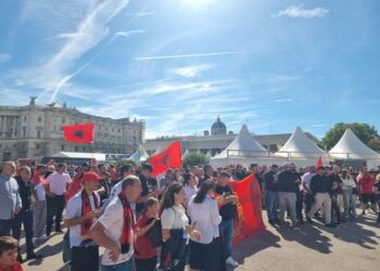 Diaspora shqiptare në Austri proteston kundër dënimit të 4 ish-krerëve të UÇK-së: Nuk do të heshtim për dëshmorët tanë