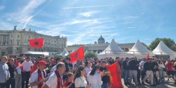 Diaspora shqiptare në Austri proteston kundër dënimit të 4 ish-krerëve të UÇK-së: Nuk do të heshtim për dëshmorët tanë