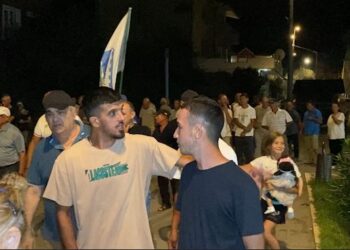 Divjaka kundër shkrirjes si bashki! Mbahet protesta e 42-të kundër bashkimit me Lushnjën