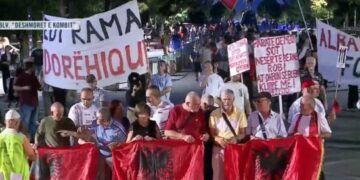 “Arrestoni Ramën”-Qytetarët marshojnë drejt Kryeministrisë: SPAK bëj gati prangat!