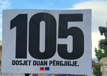 “Dosjet duan përgjigje”/ Qytetetarët, mesazhe të forta me pankarta: Mjaft me skandale e vjedhje pa mbarim!
