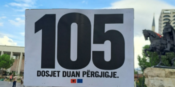 “Dosjet duan përgjigje”/ Qytetetarët, mesazhe të forta me pankarta: Mjaft me skandale e vjedhje pa mbarim!