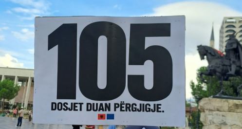 “Dosjet duan përgjigje”/ Qytetetarët, mesazhe të forta me pankarta: Mjaft me skandale e vjedhje pa mbarim!