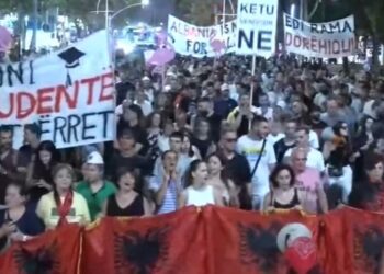 Protestuesit marshojnë drejt Komisariatit nr. 3, thirrje për lirimin e aktivistëve të ndaluar: Arrestoni Ramën, lironi qytetarët!