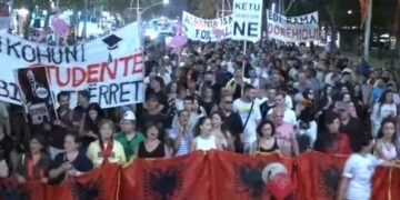 Protestuesit marshojnë drejt Komisariatit nr. 3, thirrje për lirimin e aktivistëve të ndaluar: Arrestoni Ramën, lironi qytetarët!