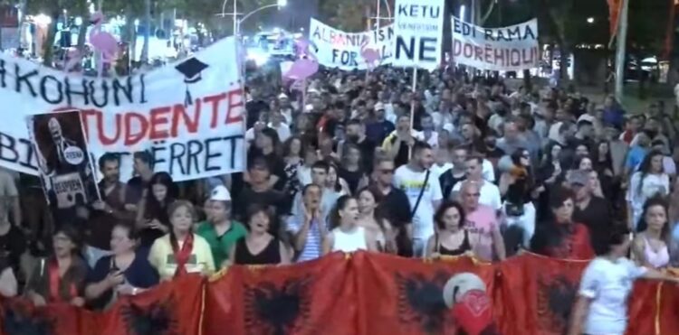 Protestuesit marshojnë drejt Komisariatit nr. 3, thirrje për lirimin e aktivistëve të ndaluar: Arrestoni Ramën, lironi qytetarët!
