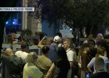 Protestuesit te Drejtoria e Policisë së Tiranës: Arrestoni Ramën, lironi qytetarët!