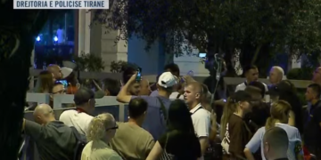 Protestuesit te Drejtoria e Policisë së Tiranës: Arrestoni Ramën, lironi qytetarët!
