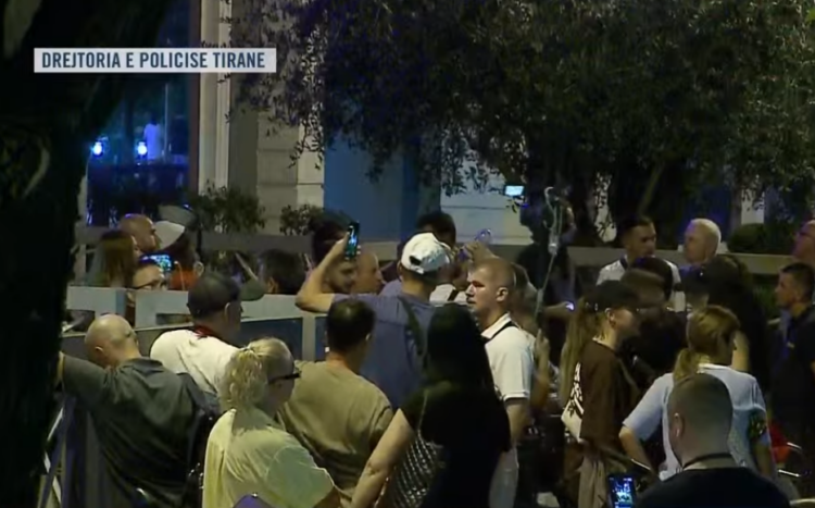 Protestuesit te Drejtoria e Policisë së Tiranës: Arrestoni Ramën, lironi qytetarët!