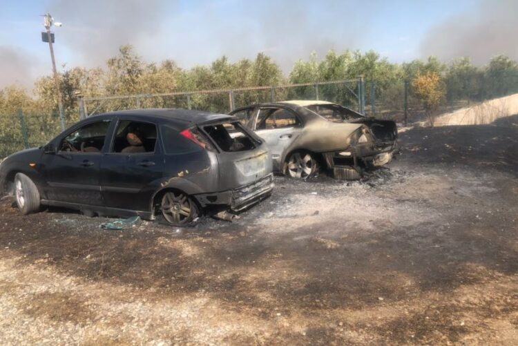 Zjarri në Fier/ Shkuan me makina private për të evakuuar banorët, digjen automjetet e dy efektivëve të policisë