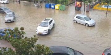 Reshjet e shiut në Elbasan, banesa e bodrume nën ujë, dëme te makinat e parkuara